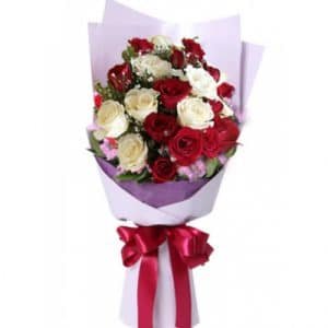 12 Mixed Roses in Bouquet